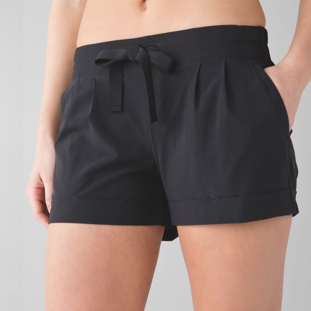 Lululemon Spring Break Away Short black size 6